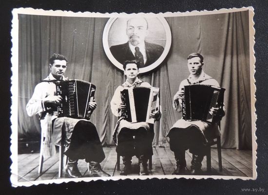 Фото "Квартет: три баяниста и Ленин", 1950-е гг.