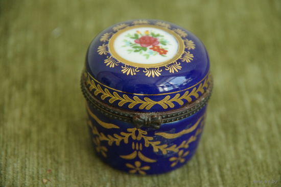 Шкатулка фарфоровая  ( диаметр 4,7 см , высота 4,5 см )