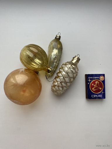 Лот елочных игрушек.