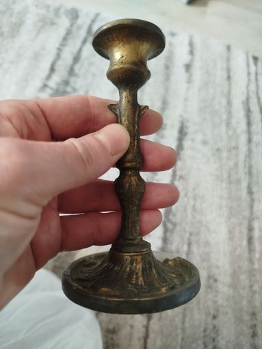 Старинный подсвечник,не частой формы.с рубля