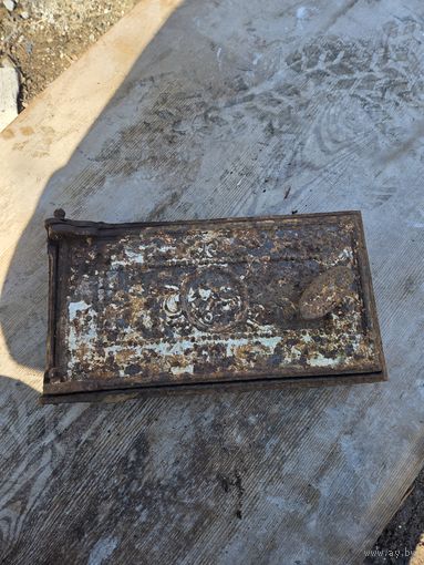 Старинная печная дверца с маленькой колесницей