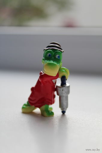 Фигурка киндер "Крокодил Гена"