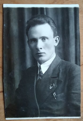 Фото юноши со знаком ОСОАВИАХИМа - студента Учительского института в Рогачеве. 1939 г. 7х11 см.