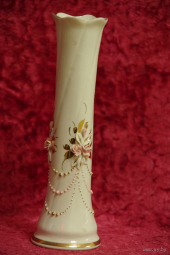 Ваза ( вазочка)  фарфоровая  19,5 см    целая
