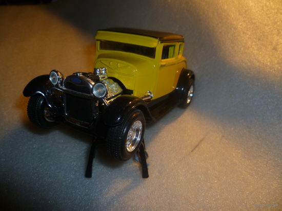 Модель авто "FORD Model A".1:24. MAISTO.