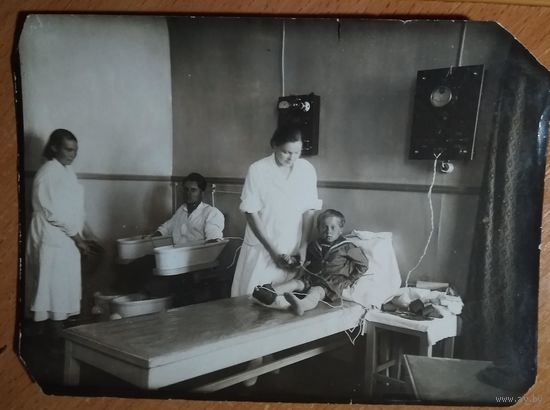 Фото из СССР. В процедурном кабинете. 1930-е?. 13х18 см.
