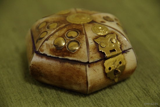 Шкатулка натуральная кость ( 6,5 х 6,5 см , высота 3,5 см )