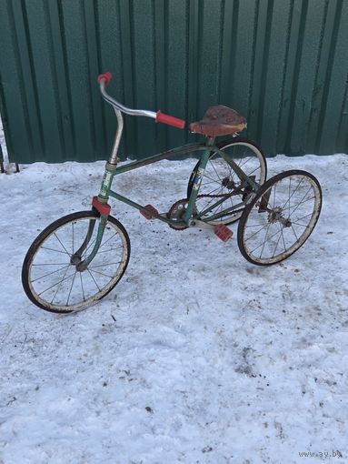 Старый детский трёхколёсный велосипед