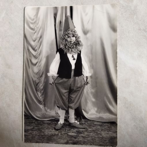 Фотография. История СССР. Костюмированное фото. Карабас Барабас или гном. Школьница СССР.