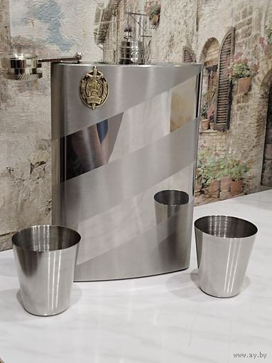 Фляжка для крепкого алкоголя, новая ,9 oz, 266 мл., с фрачником  МВД РБ