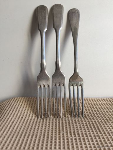 ВИЛКИ СТОЛОВЫЕ. БОЛЬШИЕ. FRAGET N PLAQUE. ДОВОЕННЫЕ В НАЛИЧИИ 3 ШТУКИ. ЦЕНА СНИЖЕНА И УКАЗАНА ЗА 1 ЛОТ ИЗ 3 ШТУК. СМ.ОПИСАНИЕ.