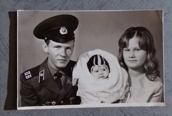 Фото пограничника с семьей