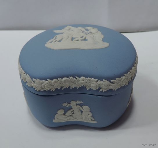Шкатулка фарфоровая с крышкой фирмы Wedgwood 40-50-е годы Англия. Высота 5.5 см. Размер 7-8 см.