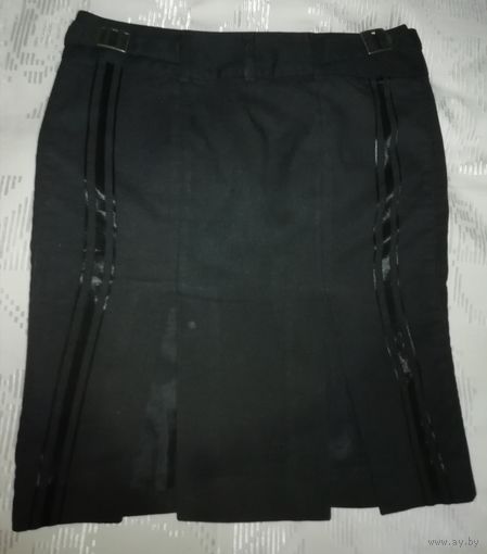Чёрная юбка из плотной ткани, на подкладке, с разрезами внизу, по бокам ремешки регулирующие посадку на талию или бедро. Размер44-46, может42 с регулировкой ремешков.