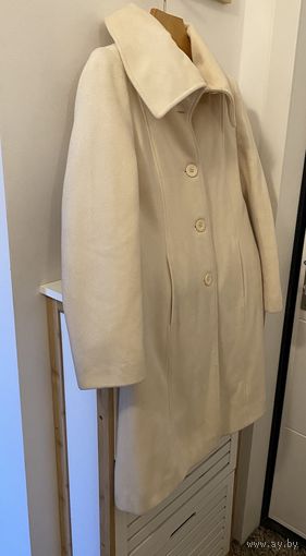 Пальто красивое белое, шерсть