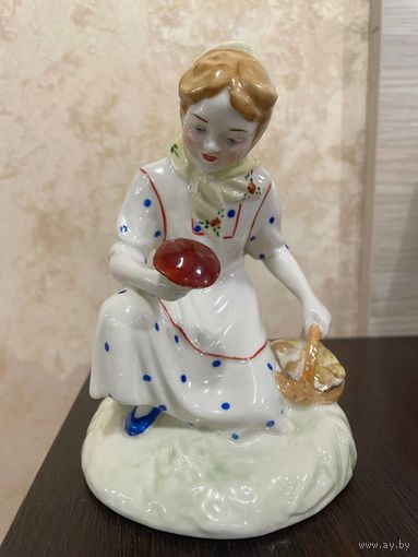 Фарфоровая статуэтка Девушка с грибом Минский ФФЗ, СССР, 1950-60 гг.