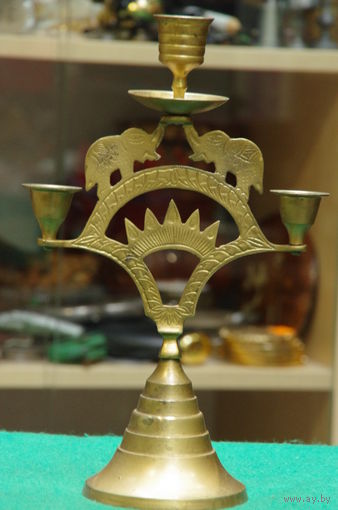 Подсвечник латунный ( высота 26 см , ширина 16,5 см )