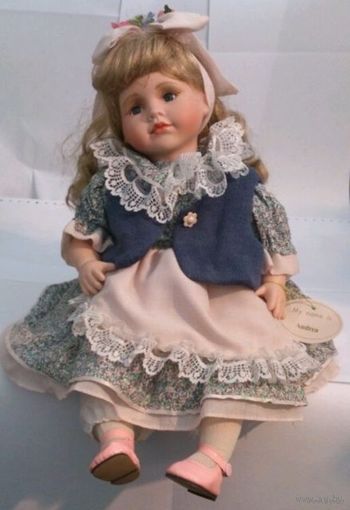 Коллекционная фарфоровая кукла/куколка от Leonardo Collectors Porcelain Doll: my name is Andrea. Куколка была подарена и сидела в шкафу. На руке имеется ярлычная этикетка от производителя, - её размер