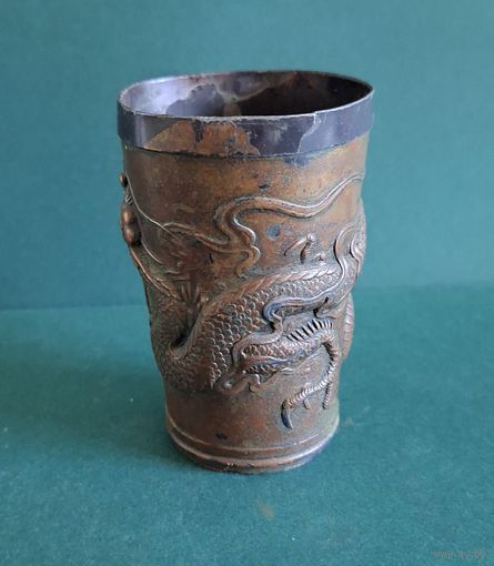 Стакан с драконом, старый Китай.