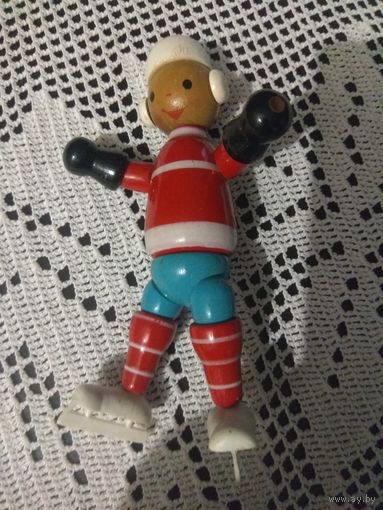 Деревянная игрушка Хоккеист.