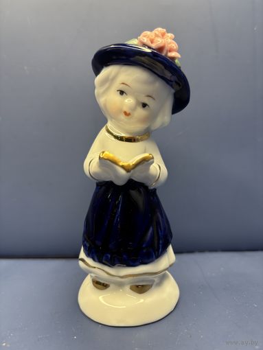 Статуэтка фарфор девочка с книгой