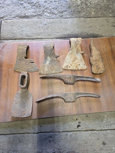 Старые топоры и кирки