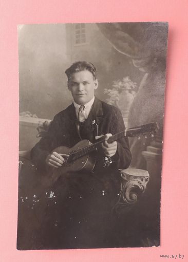 Фото "Жених с гитарой", 1932 г.