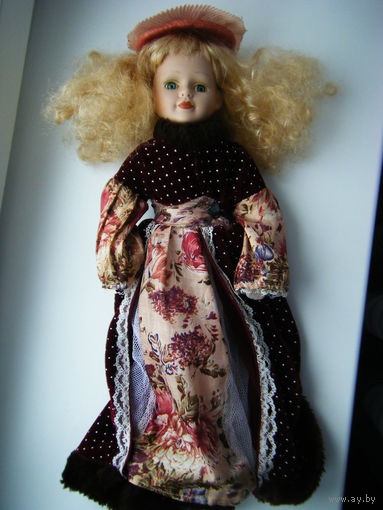 КОЛЛЕКЦИОННАЯ ФАРФОРОВАЯ КУКЛА. 40см.