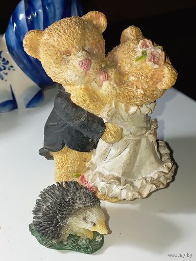 Танцующие Медведи с ёжиком .
