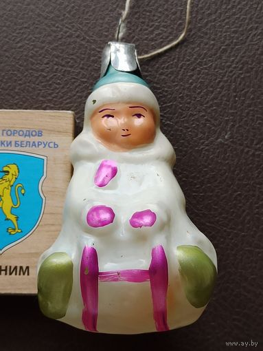 Ёлочная игрушка "МАЛЬЧИК НА САНКАХ", стекло, подвес. (СССР, 1950-1960 гг.).