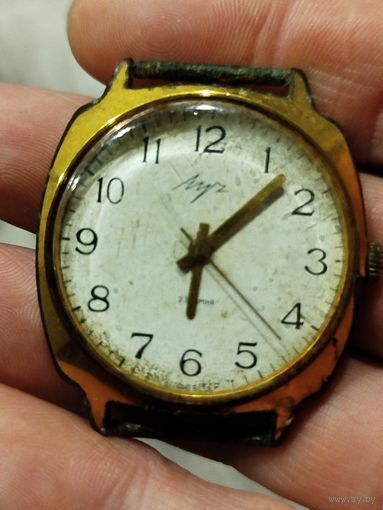 Крупные мужские часы луч,ссср,позолота ау10.на ходу,механизм вроде тоже позолота,не могу открыть!(с рубля