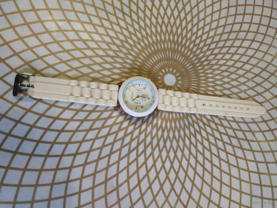 Часы наручные с браслетом GENEVA . В ремонт,коллекцию,на запчасти. Состояние на скане.