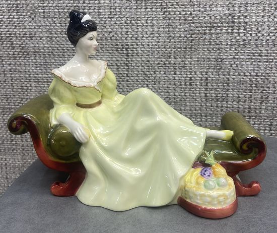 Фарфоровая статуэтка Дама на диване,  ROYAL DOULTON Англия 1972 год. 21 х 16 см