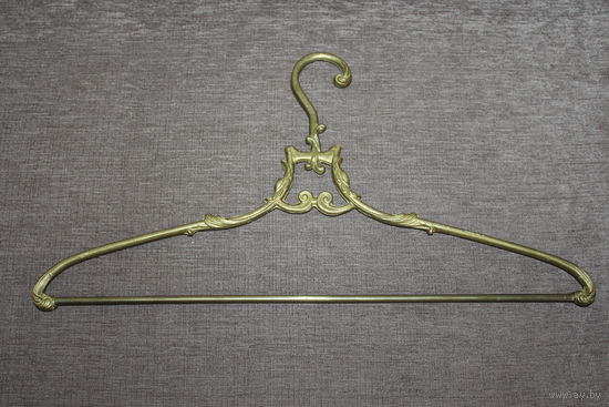 Тяжёлая, винтажная, латунная вешалка, размер 43.5*22 см.