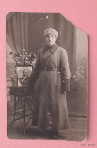 Фото "Командир РККА у портрета Ленина", 1920-е гг.