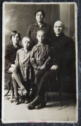 Семейное фото 1930-е. 8х13 см.