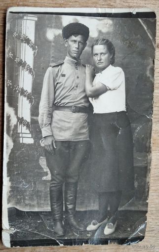 Фото старшего сержанта с женщиной. Нашивка за ранение. 6х9 см.