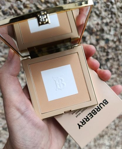 Компактная пудра Burberry Beyond Wear Setting & Refining Powder 11 gr в оттенке 02 Medium