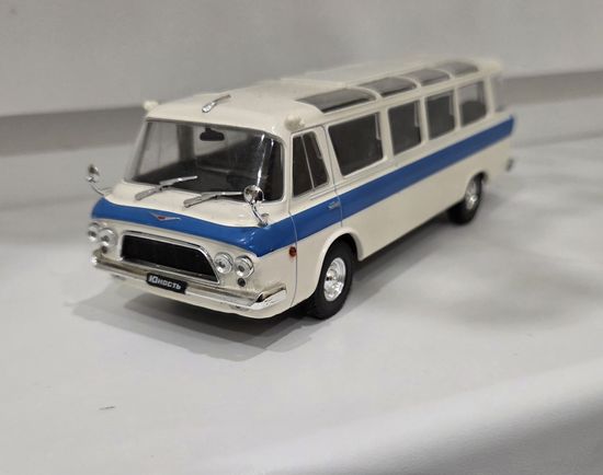 Модель автомобиля ЗиЛ-118 "Юность" (Автолегенды СССР N 28)