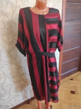 Стильное платье на 64-68 размер, идеальное состояние. Очень хорошо смотрится на фигуре, современно и красиво. Платье прямого фасона, талия регулируется поясом, сзади замок, на подкладке.