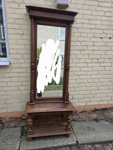 Большое старинное зеркало