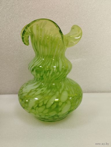 Ваза салатовая Невеста, красный Гигант. Высота 21 см