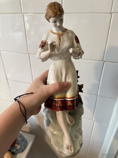 Девушка с ромашкой фарфор