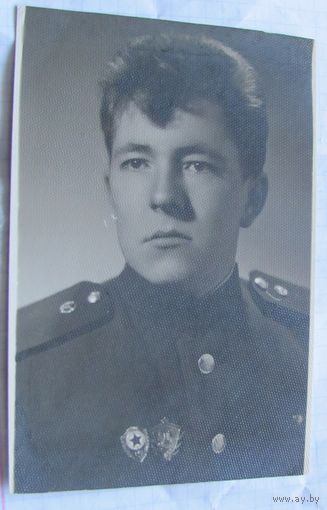 Фото 52 рядовой со знаком 50 года Отличный пограничник