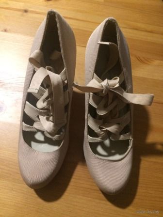 Красивые кремовые туфли на 37 размер примерно, на шнуровке. Длина стельки примерно 25 см, высота каблука 9 см. Размер указан 240. Покупала в Германии. Носила только дома, не мой размер все таки.