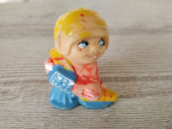 Игрушка советская хоккеист, литая резина.