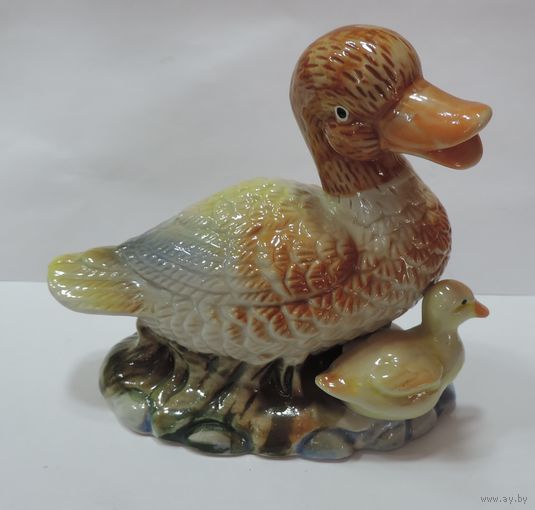 Статуэтка фарфоровая "Утка с утёнком" 70-80-е годы Европа. Высота 10.5 см.