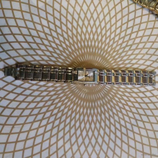 Часы наручные с браслетом SECONDA , тикают. Состояние на скане.