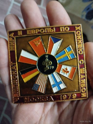 Очень крупный знак,чемпионат мира и Европы по хоккею,на двух булавках