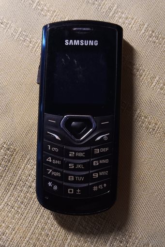 Кнопочный телефон Samsung в вашу коллекцию или на запчасти.